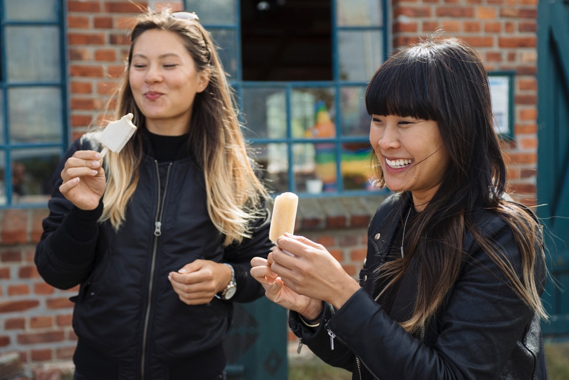 Two girls enjoying ice cream from På Pinne.